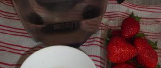 Простой рецепт приготовления компота из клубники на зиму Компот из замороженной клубники рецепт